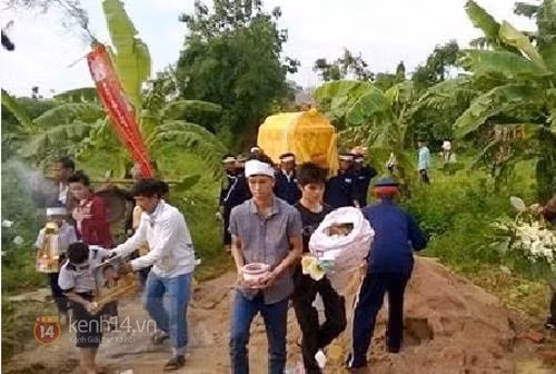 Gia đình, người thân đau buồn tiễn đưa thiếu nữ tự tử vì bị tung "clip nóng"