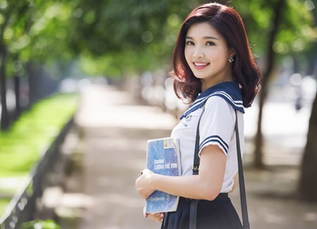 Hoa khôi SV Hà Nội đẹp tinh khôi bên ngôi trường cũ Hoa khoi SV Ha Noi dep tinh khoi ben ngoi truong cu