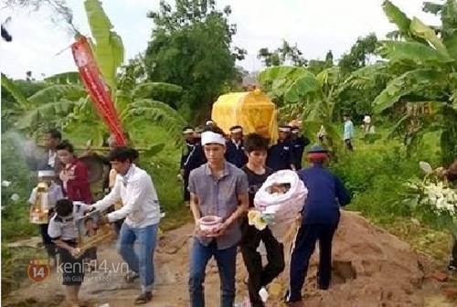 Gia đình, người thân đau buồn tiễn đưa thiếu nữ tự tử vì bị tung clip sex - Ảnh 1