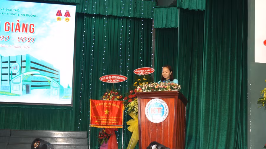 TS Lê Bích Phương - Hiệu trưởng Trường ĐH Kinh tế - Kỹ thuật Bình Dương phát biểu tại lễ khai giảng.