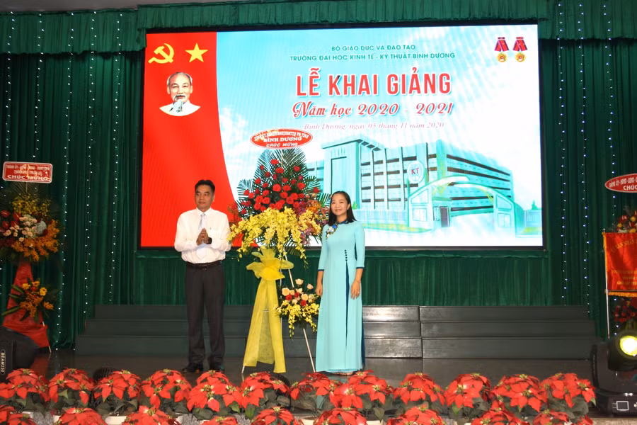 Phó Chủ tịch Nguyễn Lộc Hà tặng hoa chúc mừng nhà trường nhân dịp khai giảng năm học mới