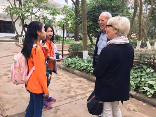 Học sinh trường THCS&THPT Lômônôxốp tự tin phỏng vấn du khách nước ngoài bằng tiếng Anh