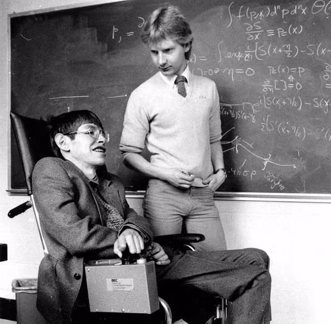 Sự thật về căn bệnh không thuốc chữa "giết dần giết mòn" thiên tài vật lý Stephen Hawking - 1