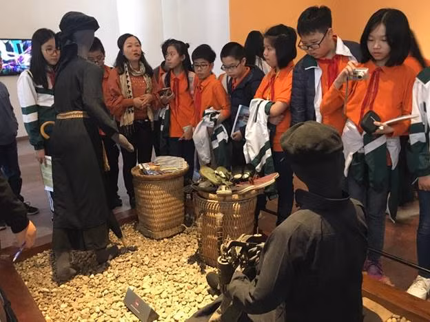 Học sinh khối 6 Trường THCS&THPT Lômônôxốp học về văn hóa và lịch sử ở Bảo tàng Dân tộc học