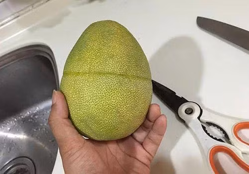 Mẹo bóc bưởi tuyệt hay khiến chị em "mắt tròn mắt dẹt" - 1