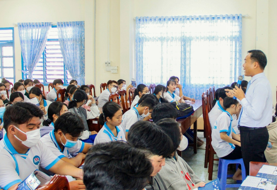 Đại học Quốc tế Miền Đông (EIU) phổ biến chính sách học bổng toàn phần tại các trường THPT trên địa bàn tỉnh An Giang.