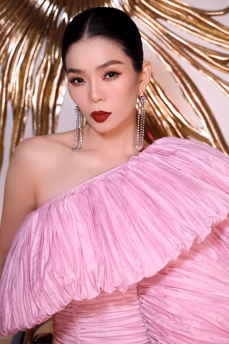 Không chỉ nổi tiếng là một giọng ca đỉnh cao, Lệ Quyên còn khiến khán giả phải suýt xoa với sắc vóc không tuổi mỗi lần xuất hiện.