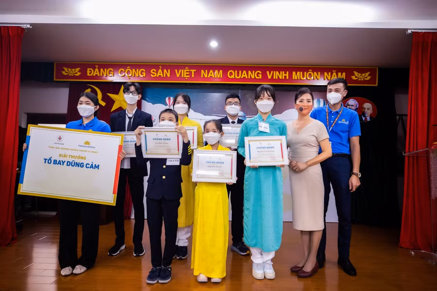 Trao giải thưởng cho các em học sinh sau buổi trải nghiệm