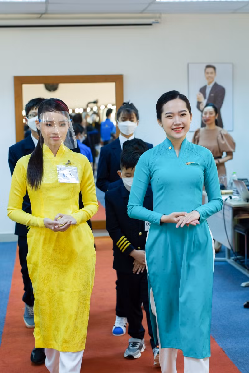 Các em học cách tạo hình, đi đứng rất chuyên nghiệp