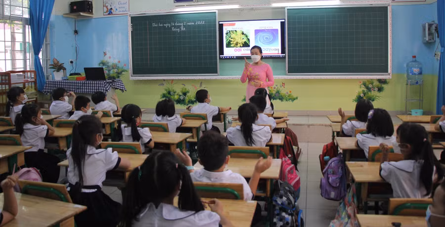 Học sinh lớp 1, Trường Tiểu học Lê Văn Việt (TP Thủ Đức) đến trường.