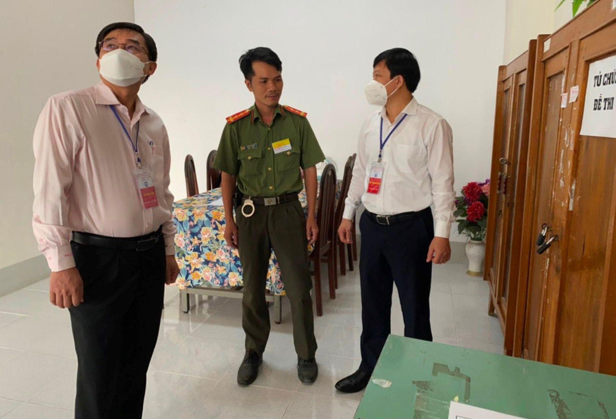 Lãnh đạo UBND tỉnh và Sở GD&amp;ĐT Tiền Giang kiểm tra tại hội đồng thi tốt nghiệp THPT.