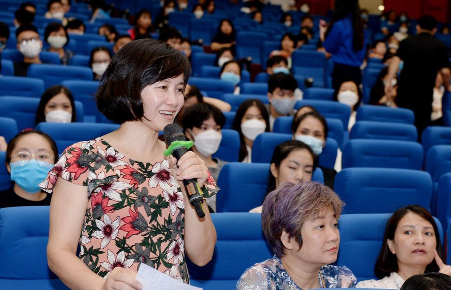 Phụ huynh đặt câu hỏi trong Ngày hội tư vấn tuyển sinh hướng nghiệp của Trường ĐH Kinh tế Quốc dân. Phụ huynh đặt câu hỏi trong Ngày hội tư vấn tuyển sinh hướng nghiệp của Trường ĐH Kinh tế Quốc dân.