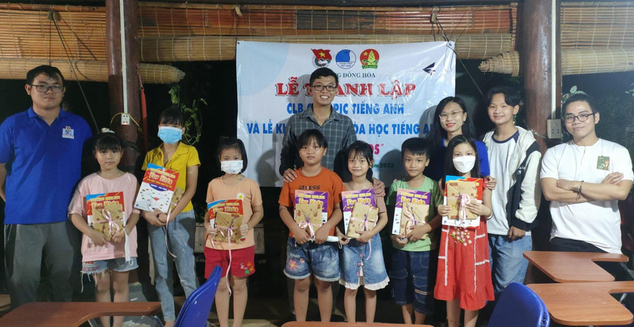 Anh Trí (đứng ngoài cùng bên phải) cùng các tình nguyện viên trong ngày thành lập lớp học tiếng Anh miễn phí ở Bình Dương.