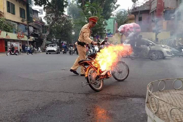 Xe đạp điện đang lưu thông bỗng dưng cháy dữ dội