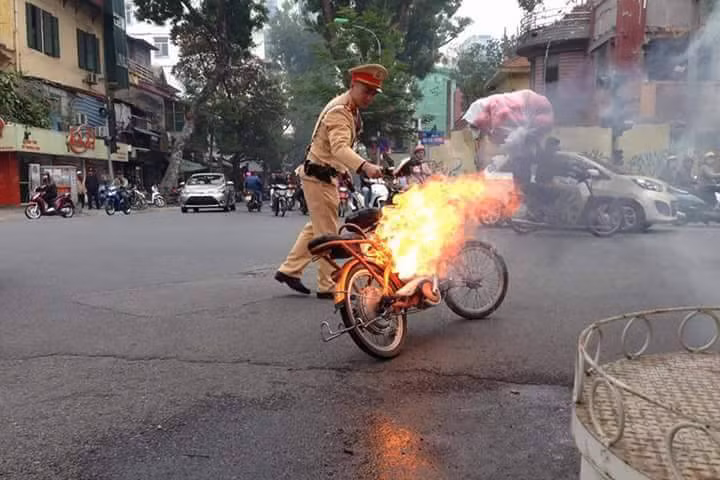 Xe đạp điện đang lưu thông bỗng dưng cháy dữ dội