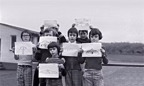 UFO bi an tren san truong khien ca lop hoc hoang so o xu Wales - Anh 1