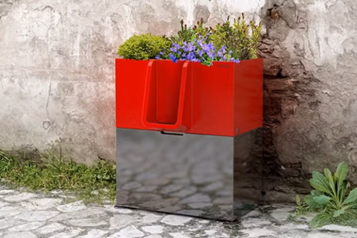 Độc đáo những chiếc bồn tiểu đầy hoa trên đường phố Paris