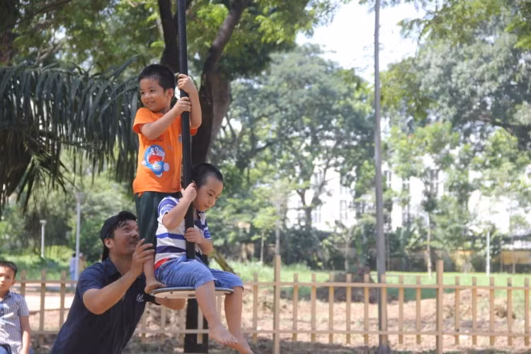 Hãy cùng trẻ tham gia các hoạt động ngoài trời nhiều hơn, giúp con tự tin khám phá cuộc sống xung quanh thay vì làm bạn với tivi, iPad…