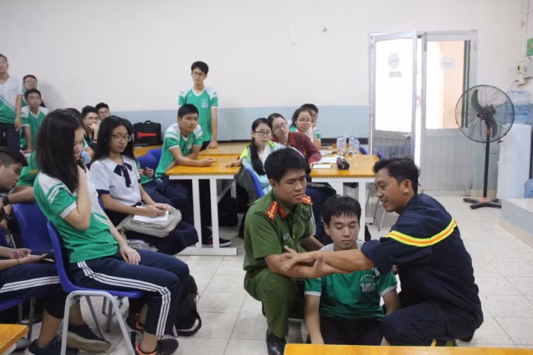 Học sinh Trường THPT Lê Quý Đôn, TPHCM học kỹ năng cứu nạn, cứu hộ, thoát hiểm. Ảnh minh họa: Nga Phan