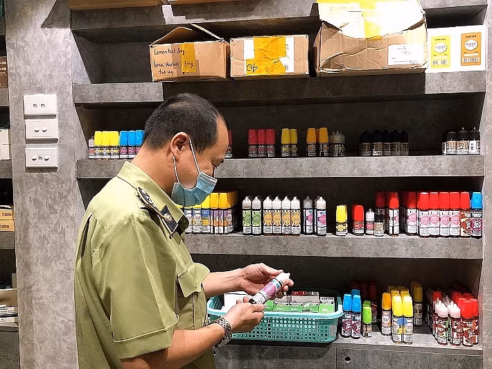 Lực lượng chức năng Hà Nội thu giữ số lượng lớn thuốc lá điện tử nhập lậu.