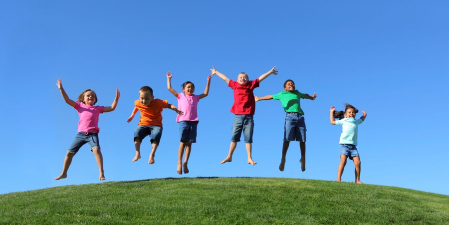 Chơi đùa với bạn bè cùng lứa tuổi sẽ làm cho trẻ thêm hòa đồng và cởi mở. Chơi đùa với bạn bè cùng lứa tuổi sẽ làm cho trẻ thêm hòa đồng và cởi mở.