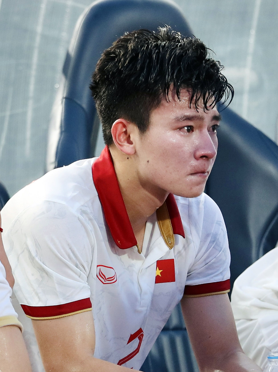 Hậu vệ Tuấn Tài thẫn thờ sau trận thua U22 Indonesia.