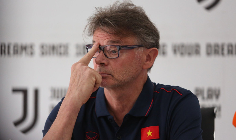 Huấn luyện viên Troussier.