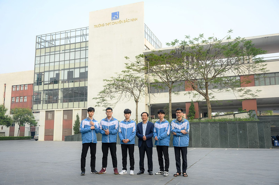 Thầy Hà Huy Phương - Hiệu trưởng Trường THPT chuyên Bắc Ninh và 5 học sinh đoạt giải Nhất kỳ thi chọn HSG quốc gia THPT năm học 2022 - 2023. Thầy Hà Huy Phương - Hiệu trưởng Trường THPT chuyên Bắc Ninh và 5 học sinh đoạt giải Nhất kỳ thi chọn HSG quốc gia THPT năm học 2022 - 2023.