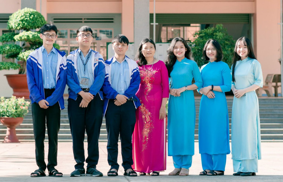 Cô Quảng Thị Kiệpvà đội tuyển thi học sinh giỏiquốc gia năm 2021. Ảnh: NVCC.