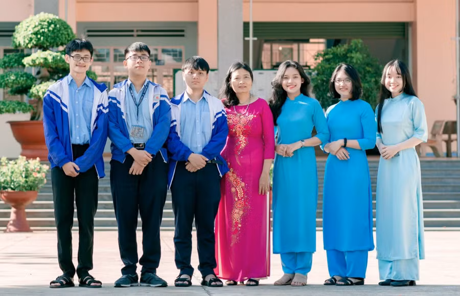 Cô Quảng Thị Kiệpvà đội tuyển thi học sinh giỏiquốc gia năm 2021. Ảnh: NVCC.