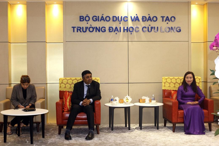 Lãnh đạo Trường ĐH Cửu Long trao đổi với Tổng lãnh sự quán Ấn Độ.