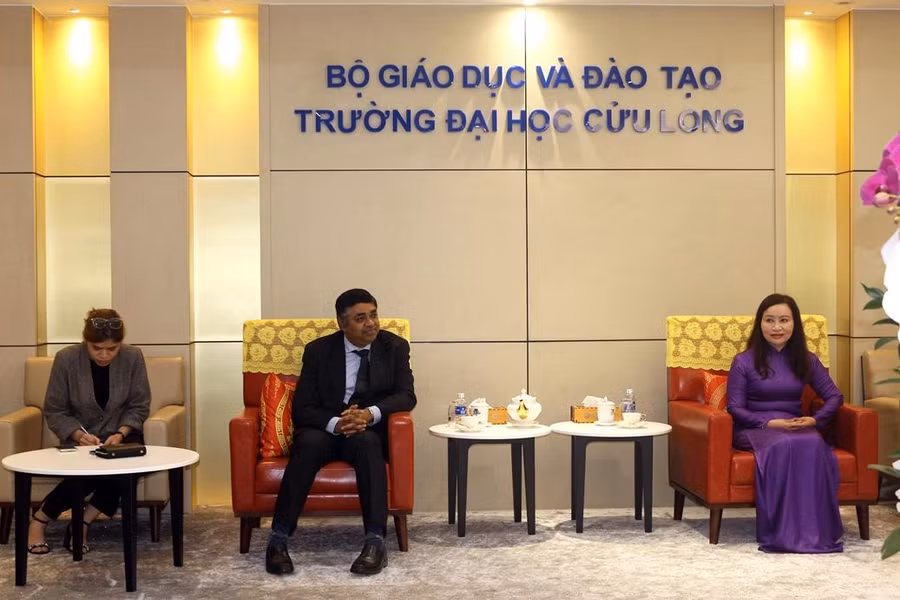 Lãnh đạo Trường ĐH Cửu Long trao đổi với Tổng lãnh sự quán Ấn Độ. Lãnh đạo Trường ĐH Cửu Long trao đổi với Tổng lãnh sự quán Ấn Độ.