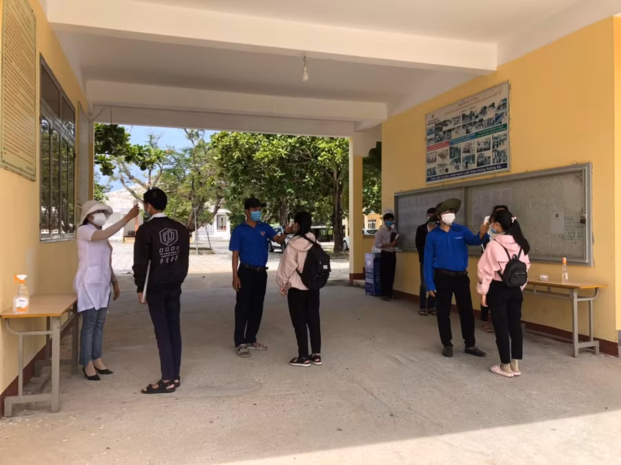 Các điểm thi ở Đức Phố xây dựng phương án đo thân nhiệt cho thí sinh hợp lý, tránh bị nắng nóng hoặc xếp hàng dợi quá lâu.