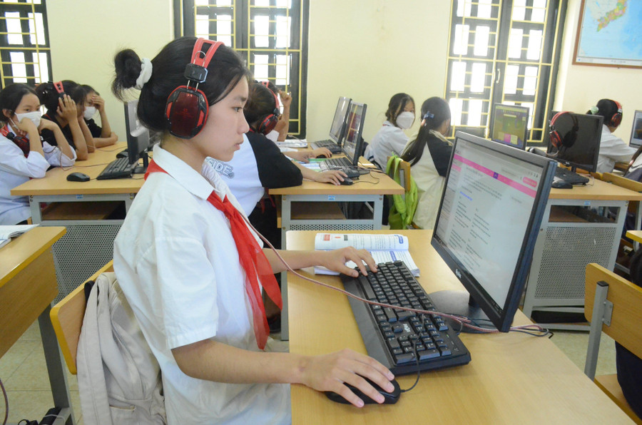 Học sinh lớp 9 Trường Tiểu học và THCS xã Sam Mứn thực hành môn Tin học trên máy tính. Học sinh lớp 9 Trường Tiểu học và THCS xã Sam Mứn thực hành môn Tin học trên máy tính.