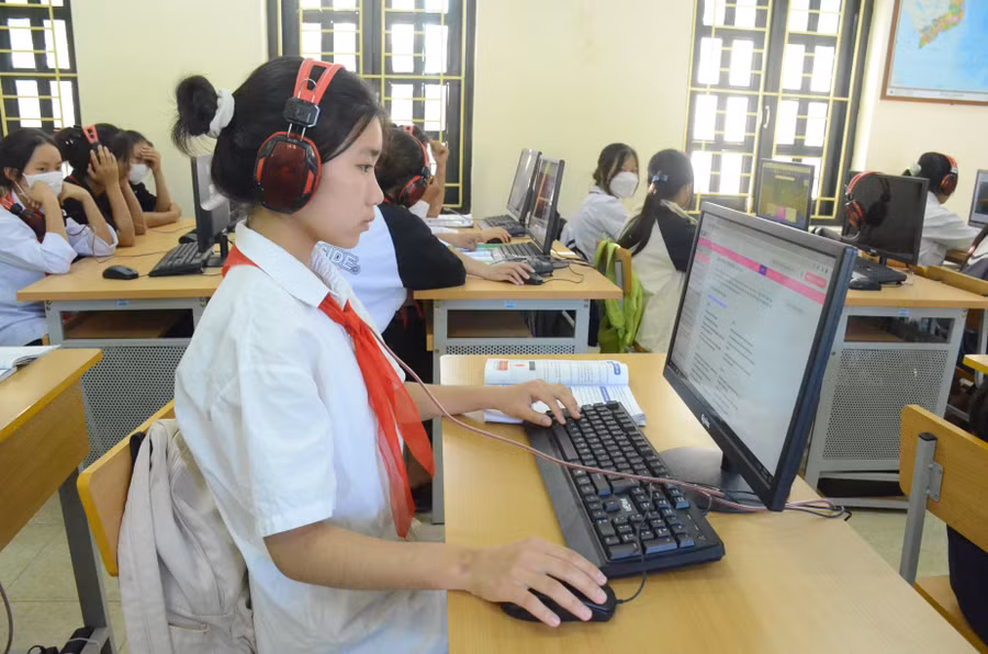 Học sinh lớp 9 Trường Tiểu học và THCS xã Sam Mứn thực hành môn Tin học trên máy tính.