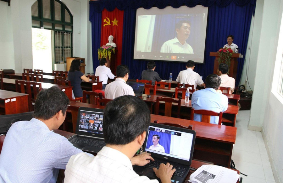 Một cuộc họp chuyên môn trực tuyến tại Sở GD&ĐT Tiền Giang. Một cuộc họp chuyên môn trực tuyến tại Sở GD&ĐT Tiền Giang.