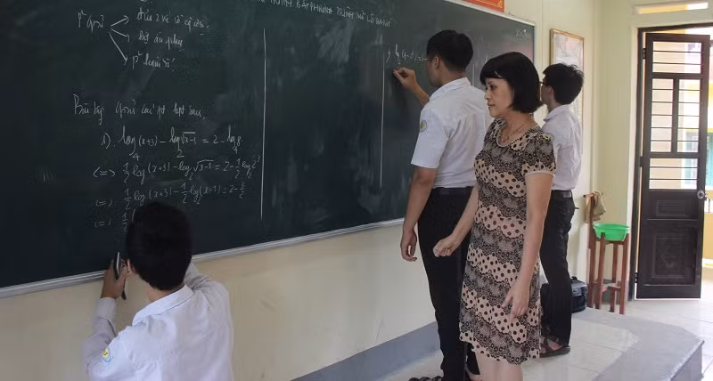 Không nên để giáo viên vừa đi giảng dạy, vừa phải lo chứng chỉ nghề nghiệp. Ảnh minh họa: TG