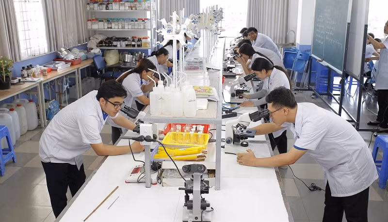 Sinh viên Trường CĐ Quốc tế TPHCM trong giờ thực hành.