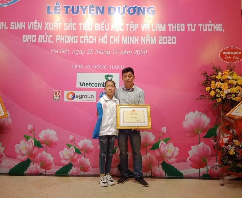 Hồng cùng bố tại Lễ tuyên dương học sinh, sinh viên xuất sắc tiêu biểu học tập và làm theo tư tưởng, đạo đức, phong cách Hồ Chí Minh năm 2020.