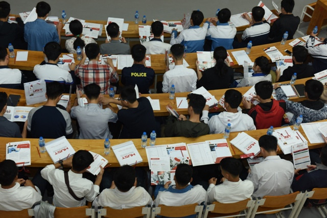 Một trong những điểm nhấn của chương trình là học sinh được nghe trực tiếp thầy hiệu trưởng giảng bài