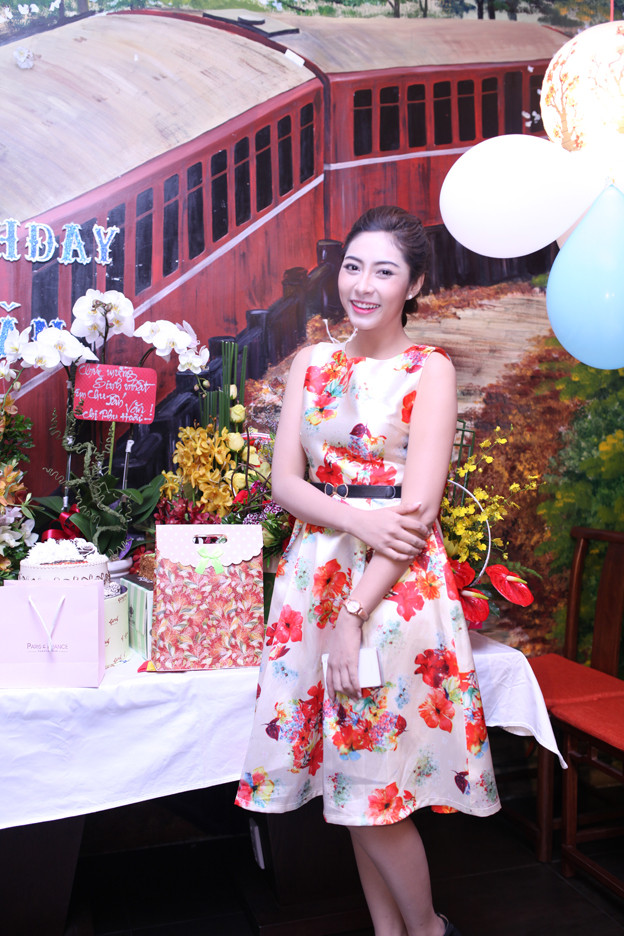 Hoa hậu Đặng Thu Thảo xinh đẹp ở mọi góc nhìn ảnh 9 Mê mẩn trước vẻ đẹp thuần khiết của Hoa hậu Đặng Thu Thảo