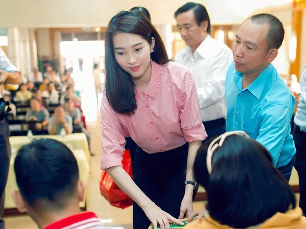 Mê mẩn trước vẻ đẹp thuần khiết của Hoa hậu Đặng Thu Thảo