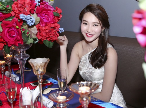 Hoa hậu Đặng Thu Thảo xinh đẹp ở mọi góc nhìn ảnh 8 Mê mẩn trước vẻ đẹp thuần khiết của Hoa hậu Đặng Thu Thảo