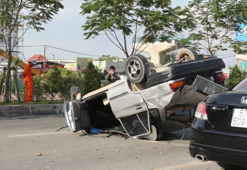 TP HCM: Ô tô húc dải phân cách, "ngửa bụng" giữa đường 