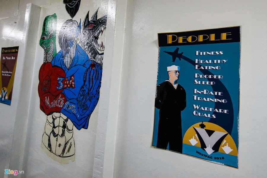 Thủy thủ gốc Việt và cuộc sống trên siêu tàu sân bay Mỹ thuy thu goc viet va cuoc song tren sieu tau san bay my