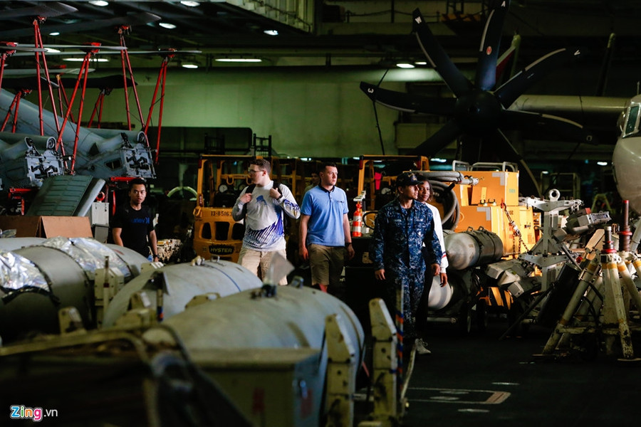 Thủy thủ gốc Việt và cuộc sống trên siêu tàu sân bay Mỹ thuy thu goc viet va cuoc song tren sieu tau san bay my