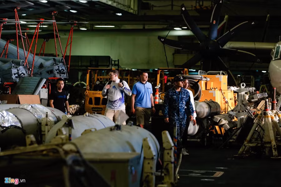 thuy thu goc viet va cuoc song tren sieu tau san bay my