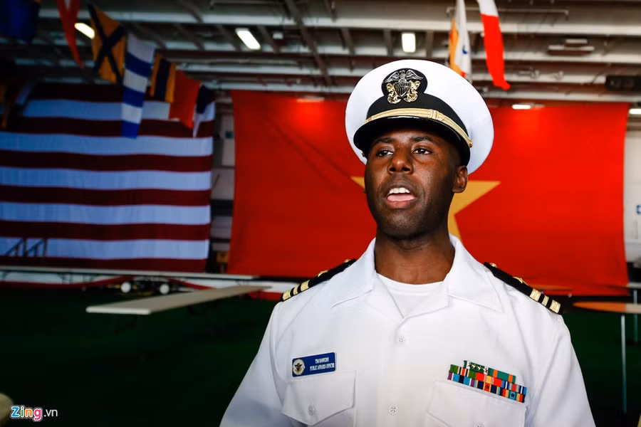 thuy thu goc viet va cuoc song tren sieu tau san bay my