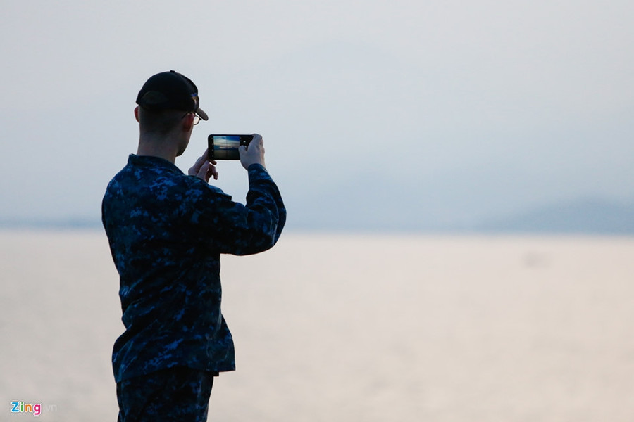 Thủy thủ gốc Việt và cuộc sống trên siêu tàu sân bay Mỹ thuy thu goc viet va cuoc song tren sieu tau san bay my