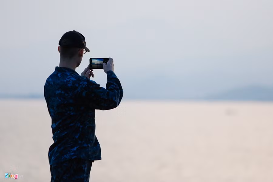 thuy thu goc viet va cuoc song tren sieu tau san bay my